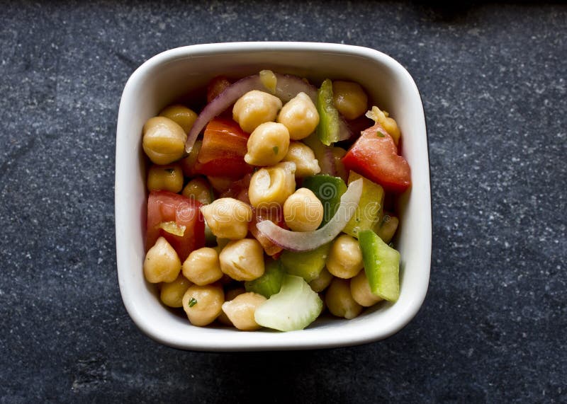 Kikärtsallad på en liten bunke royaltyfria foton Kikärtsallad på en liten bunke royaltyfria foton