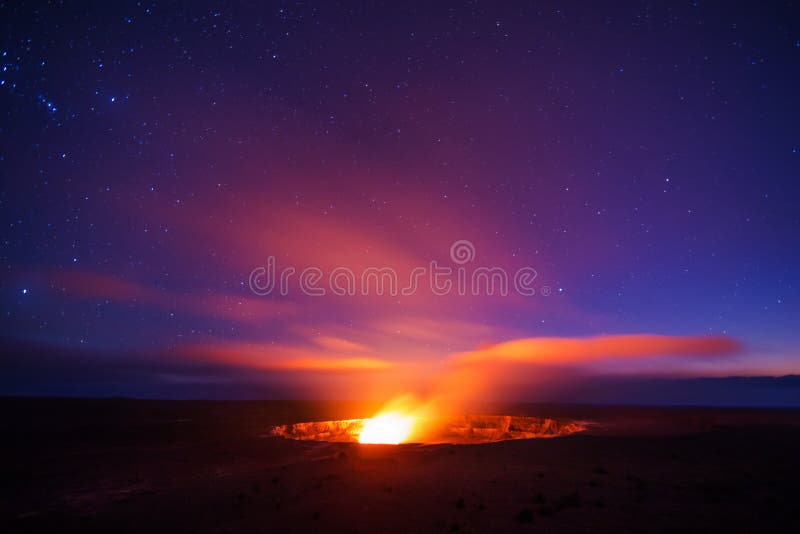 Vulcano un cratere sul il grande isola di notte.