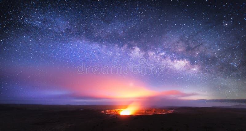 Vulcano un cratere sul il grande isola di notte.