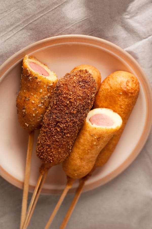 Kilka corndogs na talerzu obraz stock