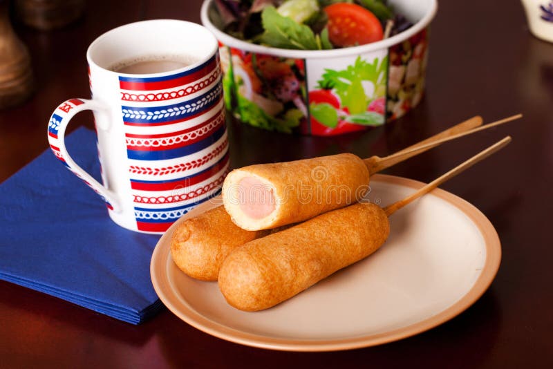 Kilka corndogs na talerzu obrazy royalty free