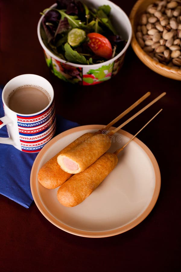 Kilka corndogs na talerzu zdjęcie royalty free