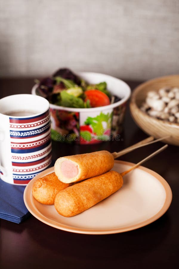 Kilka corndogs na talerzu zdjęcia royalty free