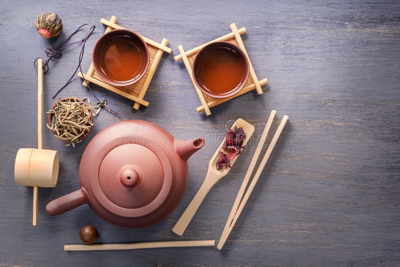 Kilka typ zielona herbata, czarna herbata, poślubnik herbata i herbacianej ceremonii atrybuty, - ceramiczny teapot, filiżanki, du obraz stock Kilka typ zielona herbata, czarna herbata, poślubnik herbata i herbacianej ceremonii atrybuty, - ceramiczny teapot, filiżanki, du obraz stock