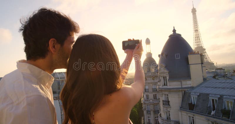 Kilka zdjęć telefonicznych i wieża Eiffela na balkonie paris lub miłość na wakacjach i romans. młody mężczyzna kobieta i