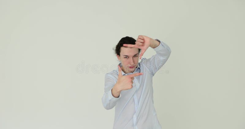 Kille visar vackra gestfoto med händer på vit bakgrund lager videofilmer