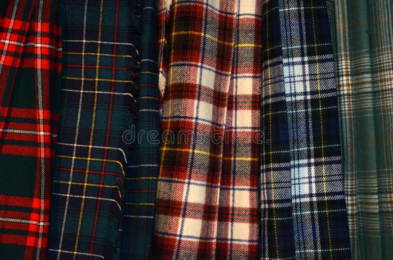 Kilts da tartã ou da manta do clã em cores sortidos imagem de stock Kilts da tartã ou da manta do clã em cores sortidos imagem de stock