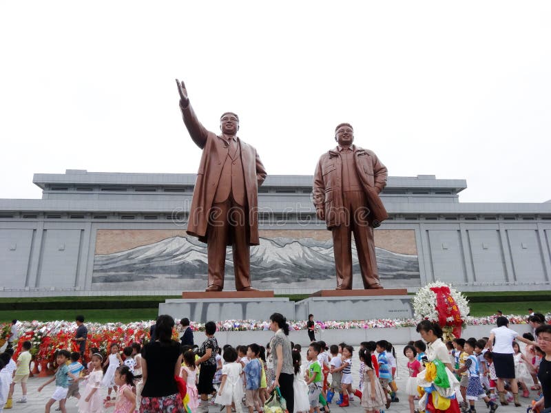 Kim Il Sung och Kim Jong Il statyer arkivbilder