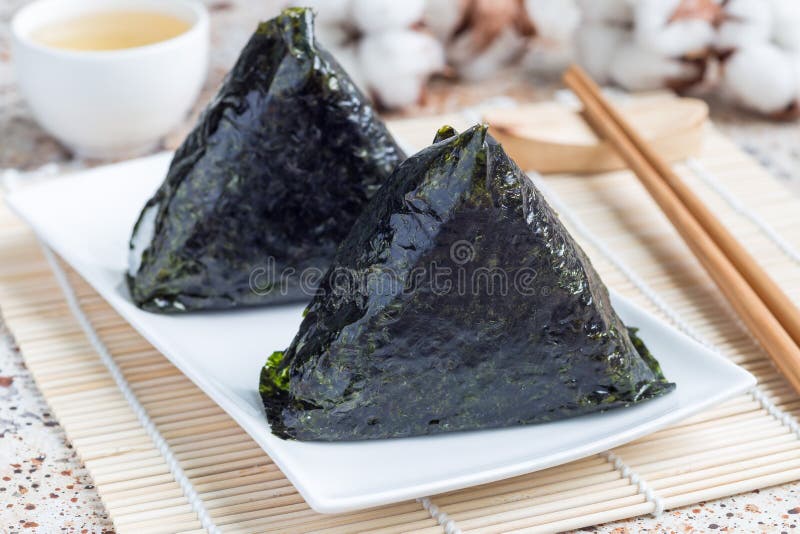 Kimbap coreano Samgak del triángulo con los pescados del nori, del arroz y de atún, similares al onigiri japonés de la bola de ar imagen de archivo Kimbap coreano Samgak del triángulo con los pescados del nori, del arroz y de atún, similares al onigiri japonés de la bola de ar imagen de archivo