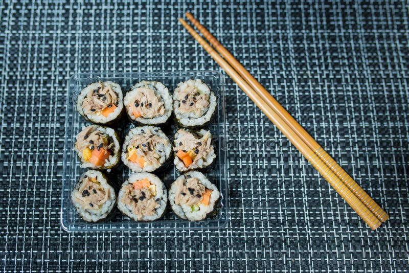 https://thumbs.dreamstime.com/b/kimbap-korean-sushi-roll-tuna-top-plastic-box-kimbap-korean-sushi-roll-tuna-top-117737959.jpg