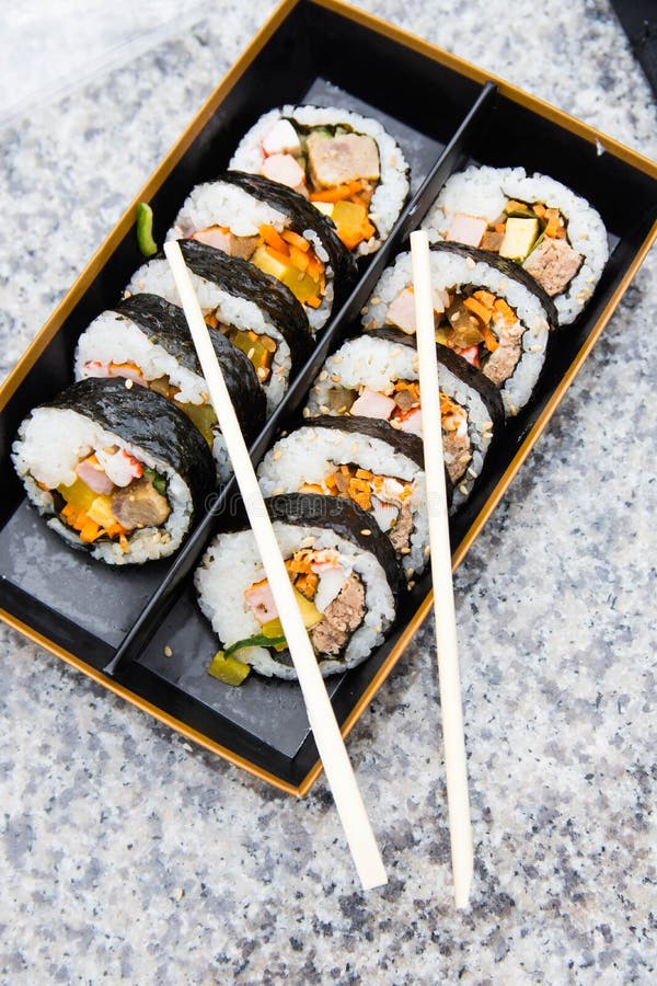 Il Sushi O Il Kimbap Con Frutti Di Mare, Riso E L'alga Delle Verdure
