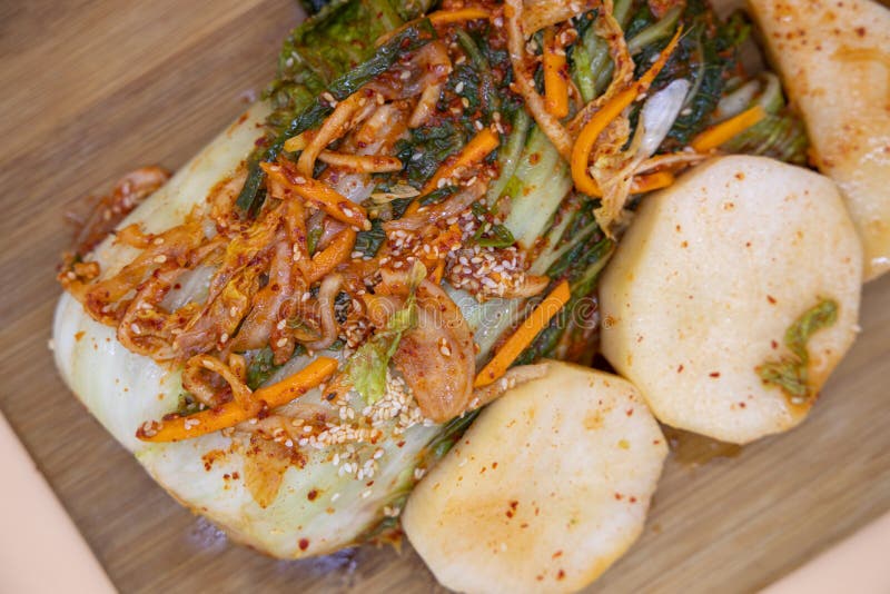 Kimchi de rábano y col de comida tradicional de corea. Kimchi de col y rábano de comida tradicional coreana en el plato