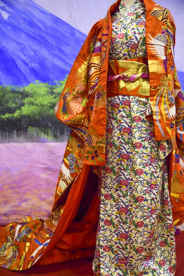 Kimono Vestido Tradicional Del Japonés Para Las Mujeres Con Las  Decoraciones Imagen de archivo - Imagen de decoraciones, adornado: 117777163