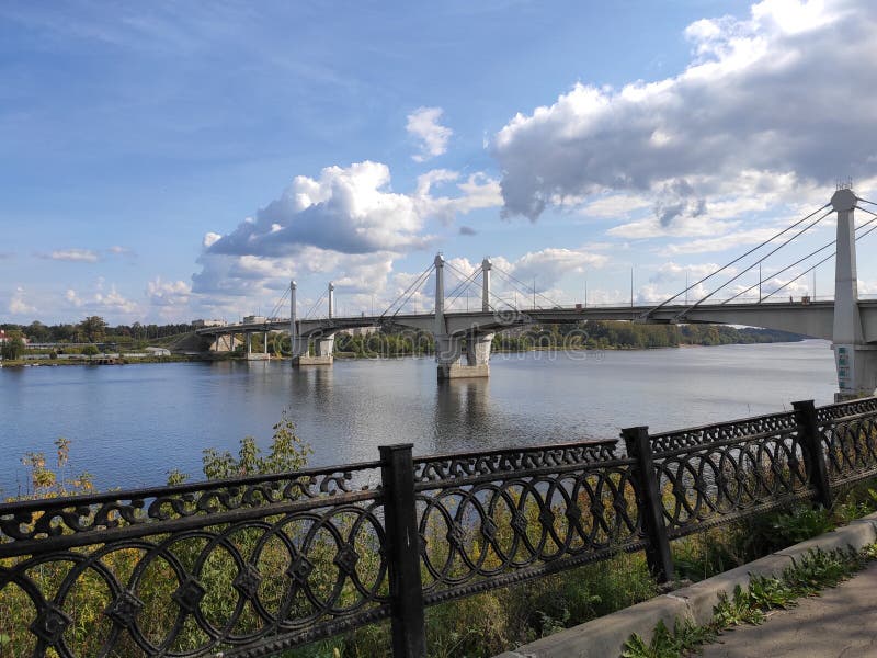 Kimry, regione di Tver, Russia - 1 settembre 2019: La vista del ponte sul fiume Volga dall'abbraccio di Fadeev fotografia stock Kimry, regione di Tver, Russia - 1 settembre 2019: La vista del ponte sul fiume Volga dall'abbraccio di Fadeev fotografia stock