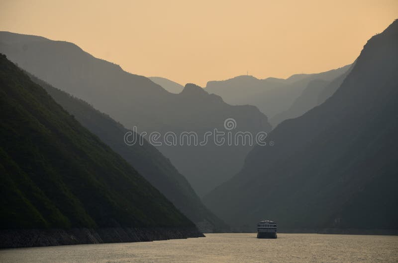 Kina Yangtze River Three Gorges scenisk extrakt royaltyfri foto Kina Yangtze River Three Gorges scenisk extrakt royaltyfri foto