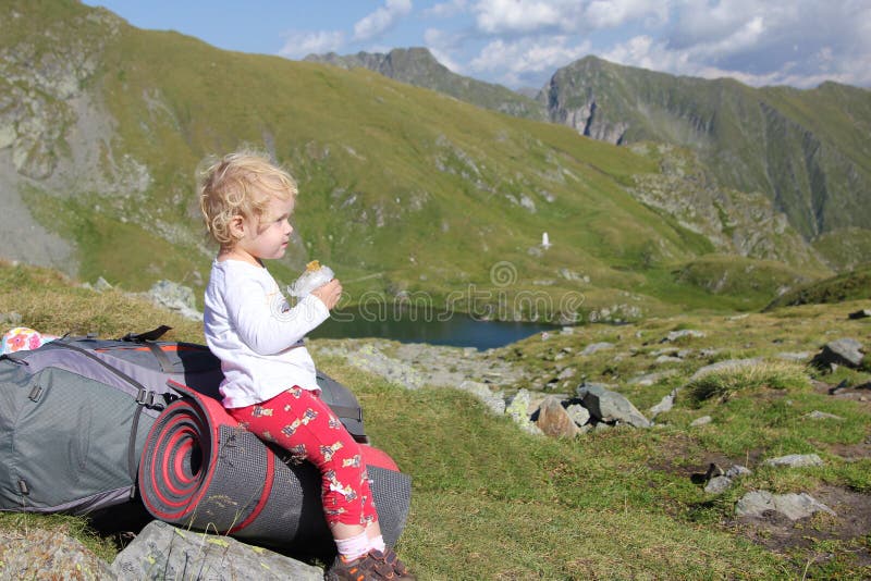 Kind auf den Fagaras-Berg stockfotos Kind auf den Fagaras-Berg stockfotos