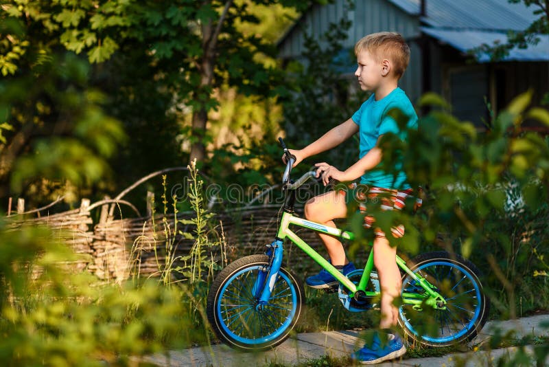 Kind auf einem Fahrrad der Kinder stockbild Kind auf einem Fahrrad der Kinder stockbild