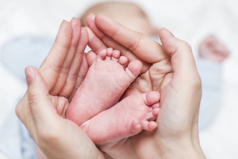 Kind auf einem wei?en Hintergrund Neugeborene Babyf??e in Mutter ` s H?nden Babyf??e geh?hlt in Mutterh?nde lizenzfreie stockfotos Kind auf einem wei?en Hintergrund Neugeborene Babyf??e in Mutter ` s H?nden Babyf??e geh?hlt in Mutterh?nde lizenzfreie stockfotos