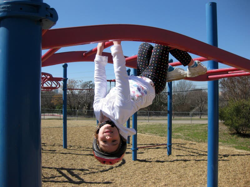 Kind auf Spielplatz lizenzfreie stockfotografie Kind auf Spielplatz lizenzfreie stockfotografie