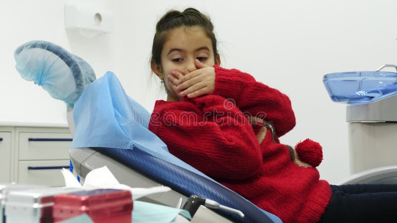 Kind beim Betrachten erschrocken auf den zahnmedizinischen Werkzeugen zahnmedizinischer Klinik lizenzfreie stockbilder Kind beim Betrachten erschrocken auf den zahnmedizinischen Werkzeugen zahnmedizinischer Klinik lizenzfreie stockbilder