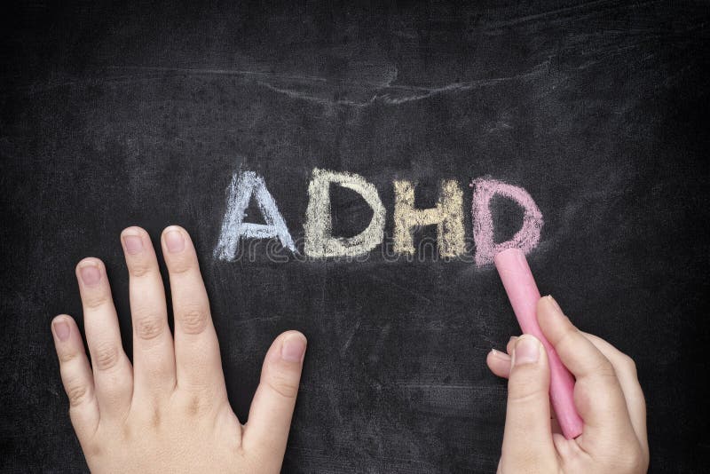 Kind, das ADHD auf Tafel schreibt stockbilder Kind, das ADHD auf Tafel schreibt stockbilder