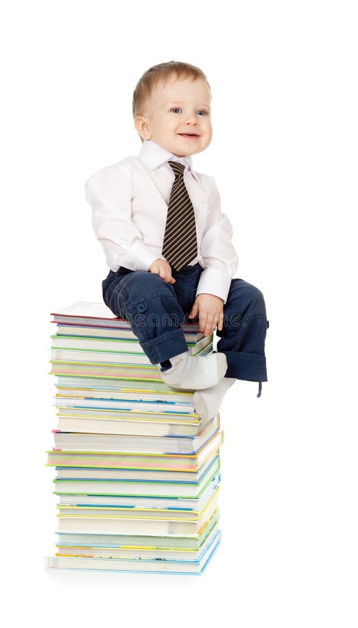 Kind, das auf dem Haufen der Bücher sitzt lizenzfreie stockfotografie Kind, das auf dem Haufen der Bücher sitzt lizenzfreie stockfotografie