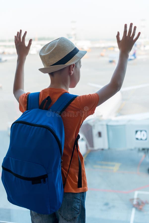 Kind, das das Flugzeug vom Flughafen aus betrachtet stockbilder