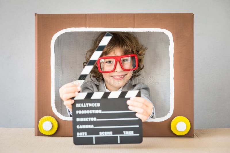 Kind, das mit Karikatur Fernsehen spielt stockfoto Kind, das mit Karikatur Fernsehen spielt stockfoto