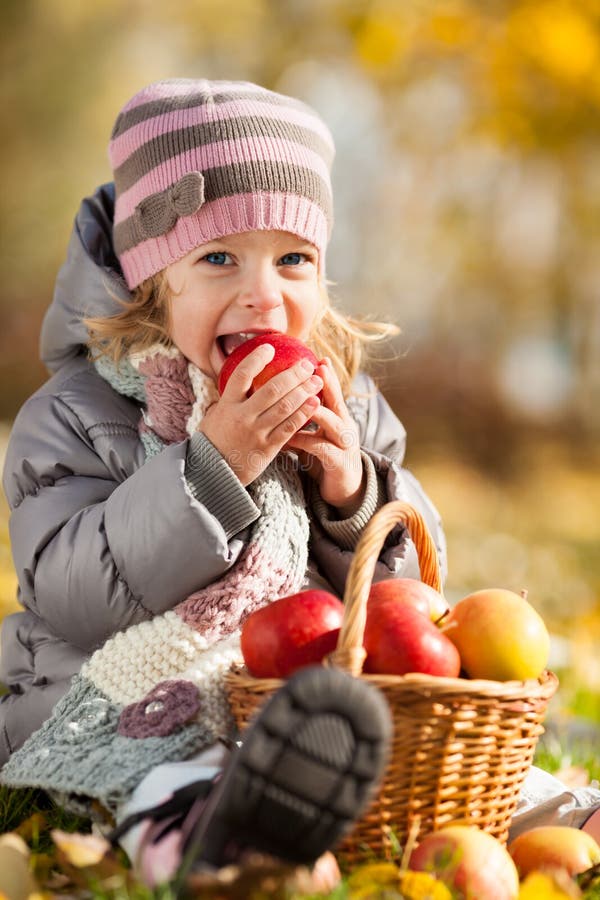 Kind, das roten Apfel isst