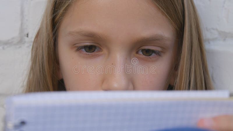 Kind, das, studierend, durchdachtes Kind, nachdenklicher Student Learning Schoolgirl schreibt stockbilder Kind, das, studierend, durchdachtes Kind, nachdenklicher Student Learning Schoolgirl schreibt stockbilder