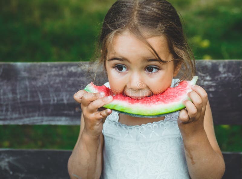 Kind, das Wassermelone im Garten isst Kinder essen Frucht draußen Gesunder Snack für Kinder Schöner Hintergrund, Gefühlmädchen stockfoto Kind, das Wassermelone im Garten isst Kinder essen Frucht draußen Gesunder Snack für Kinder Schöner Hintergrund, Gefühlmädchen stockfoto