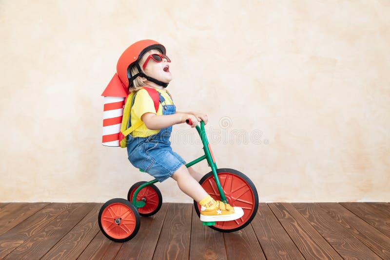 Kind, das zu Hause mit Spielzeugrakete spielt stockbilder Kind, das zu Hause mit Spielzeugrakete spielt stockbilder
