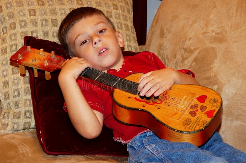 Kind dat een Ukelele speelt royalty-vrije stock fotografie Kind dat een Ukelele speelt royalty-vrije stock fotografie