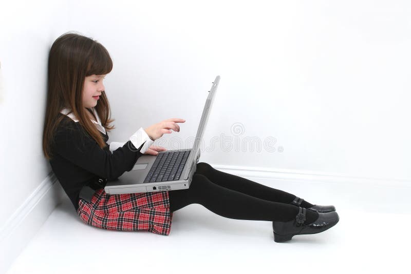 Kind dat Laptop met behulp van stock foto Kind dat Laptop met behulp van stock foto