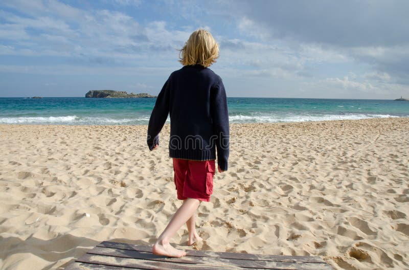 Kind dat op het strand loopt stock afbeeldingen