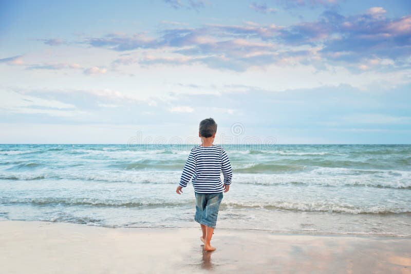 Kind dat op het strand loopt De vakantie van de zomer het gelukkige jong geitje spelen op strand in de zonsondergangtijd stock afbeeldingen Kind dat op het strand loopt De vakantie van de zomer het gelukkige jong geitje spelen op strand in de zonsondergangtijd stock afbeeldingen