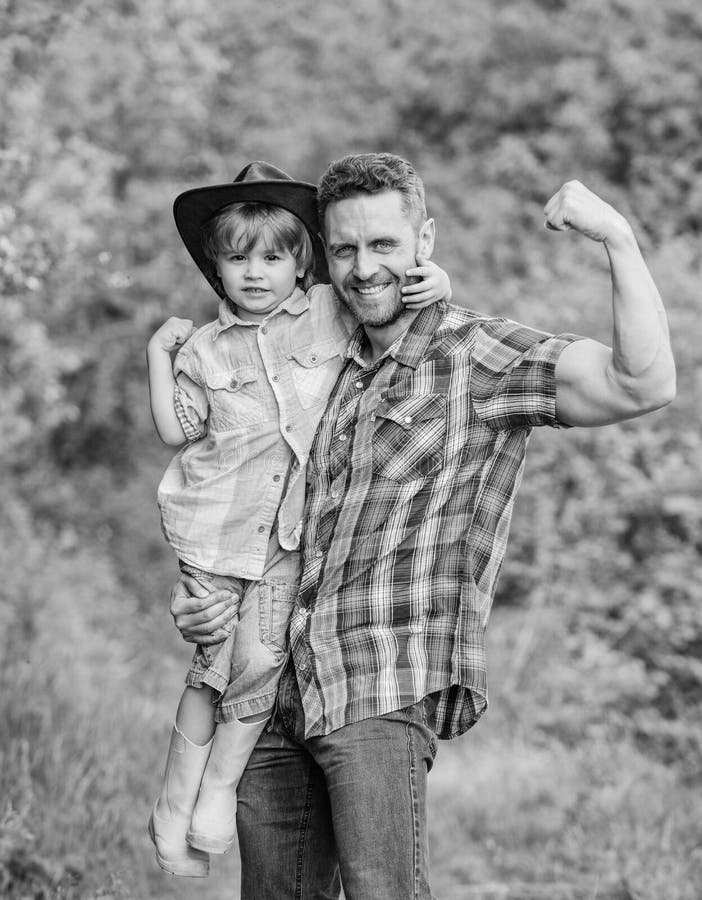 Kind in den Gummistiefeln gl?cklicher Vati im Waldmenschen und -natur Familientag Gl?cklicher Tag der Erde Eco-Bauernhof kleine J lizenzfreie stockfotografie Kind in den Gummistiefeln gl?cklicher Vati im Waldmenschen und -natur Familientag Gl?cklicher Tag der Erde Eco-Bauernhof kleine J lizenzfreie stockfotografie