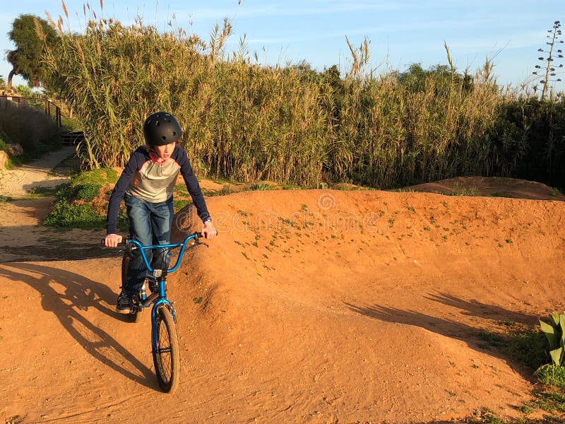 Kind dat op een BMX-fiets rijdt stock foto