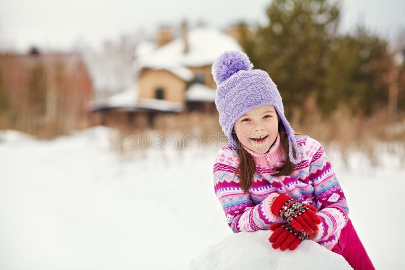 Kind die een sneeuwman bouwen stock afbeelding Kind die een sneeuwman bouwen stock afbeelding