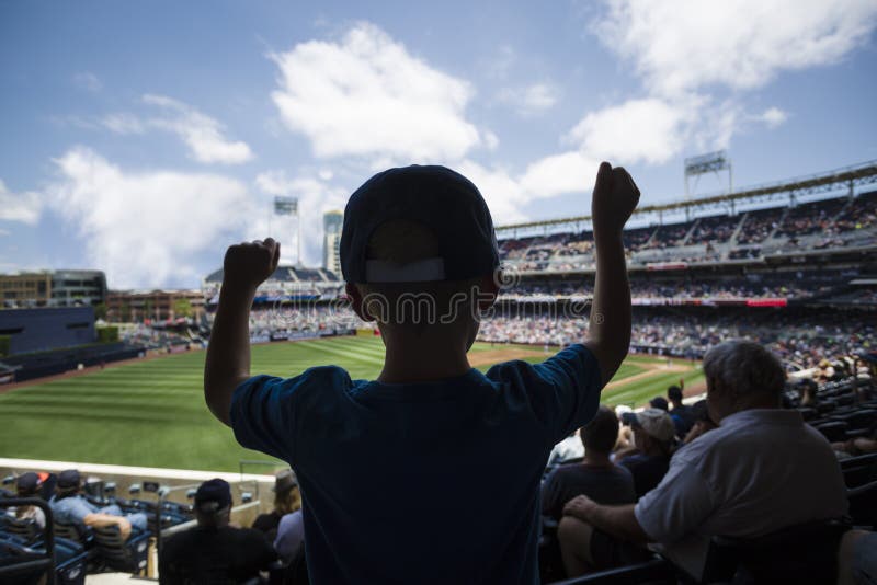 Kind die en zich bij een honkbalspel bevinden toejuichen