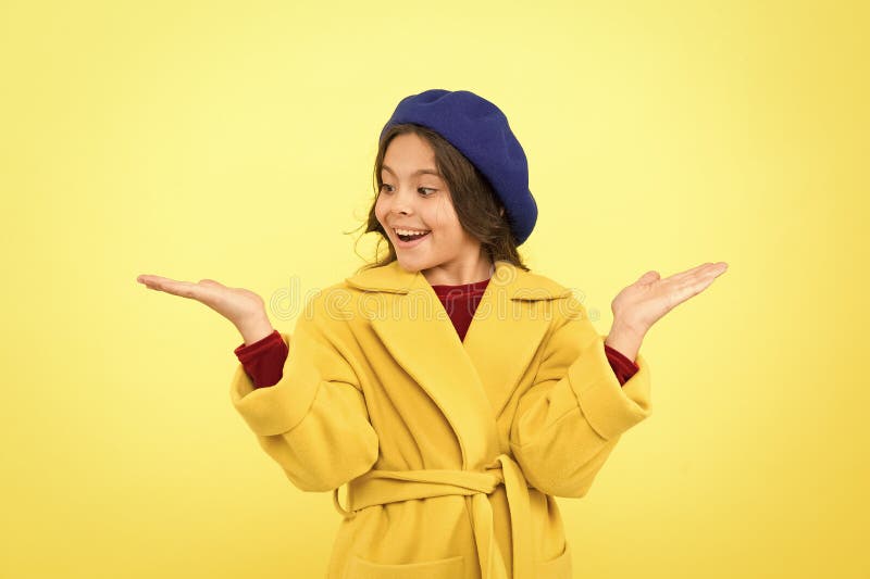 Kind die iets bevorderen gele achtergrondexemplaarruimte Plaats voor advertentiereclame Het meisje toont open palm reclame royalty-vrije stock foto's Kind die iets bevorderen gele achtergrondexemplaarruimte Plaats voor advertentiereclame Het meisje toont open palm reclame royalty-vrije stock foto's