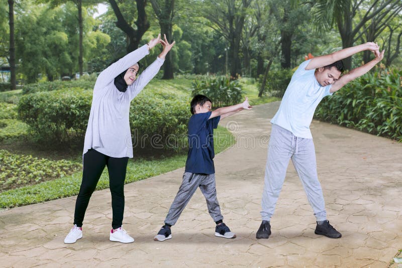 Kind en ouders die handenrek in het park doen royalty-vrije stock afbeeldingen Kind en ouders die handenrek in het park doen royalty-vrije stock afbeeldingen
