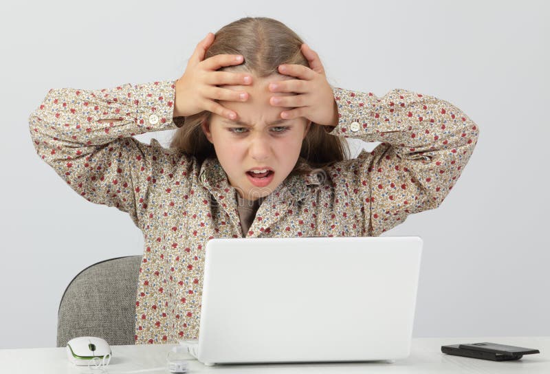 Kind entsetzt durch Internet lizenzfreie stockbilder Kind entsetzt durch Internet lizenzfreie stockbilder