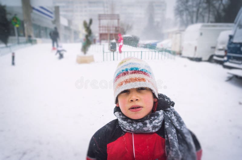 Kind in het bevriezen van koud weer stock afbeeldingen Kind in het bevriezen van koud weer stock afbeeldingen