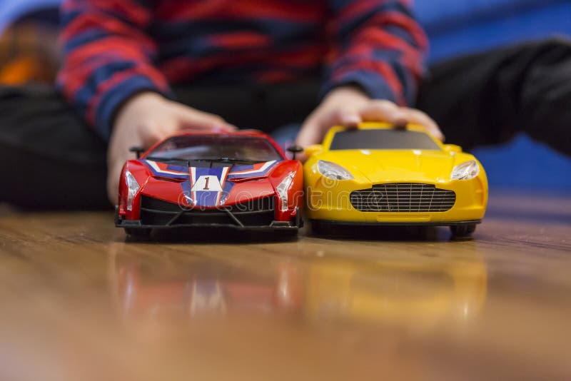 Kind het spelen met een rolstoel met ver thuis radio gecontroleerd autostuk speelgoed voor kinderen royalty-vrije stock fotografie Kind het spelen met een rolstoel met ver thuis radio gecontroleerd autostuk speelgoed voor kinderen royalty-vrije stock fotografie