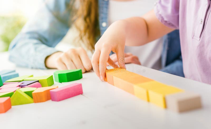 Kind het spelen met houtsneden stock afbeelding Kind het spelen met houtsneden stock afbeelding