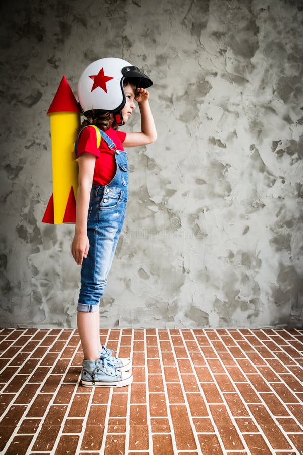 Kind het spelen met kartonraket stock foto Kind het spelen met kartonraket stock foto
