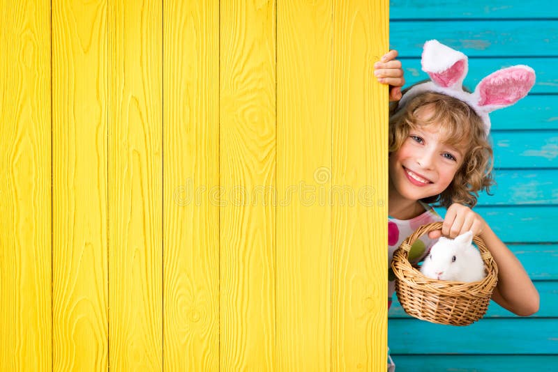 Kind het spelen met Paashaas stock fotografie Kind het spelen met Paashaas stock fotografie