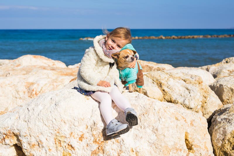 Kind, huisdieren, de zomer en vakantieconcept - Meisje met chihuahuahond op kust stock foto's Kind, huisdieren, de zomer en vakantieconcept - Meisje met chihuahuahond op kust stock foto's