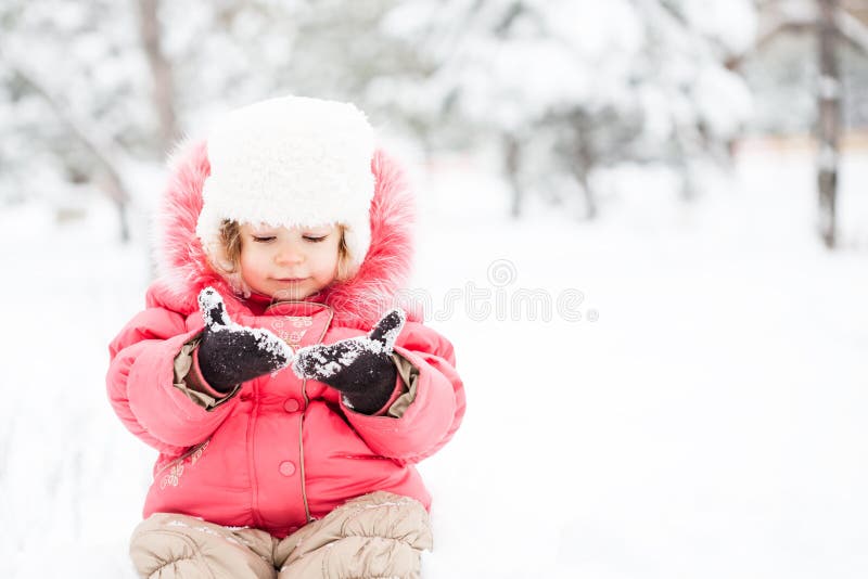Download Kind im Winter stockbild. Bild von draußen, exemplar - 26357923